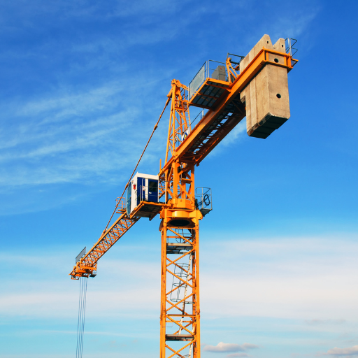 Moderner Baukran auf einer Baustelle – Elox Technik steht für professionellen Kranservice, Kranmontage und Wartung