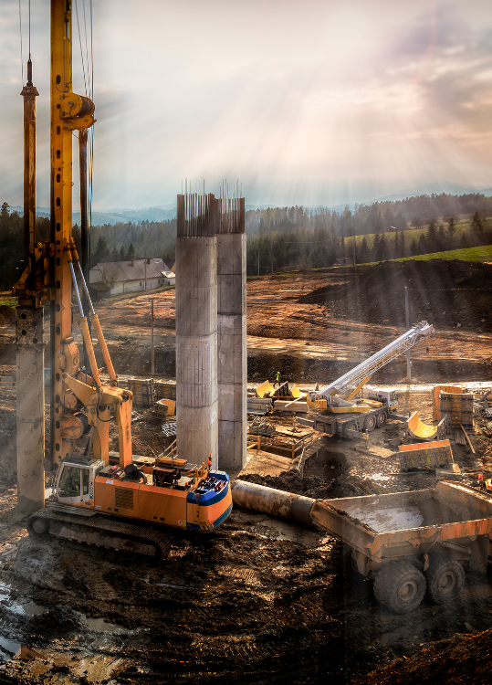 Elox Technik liefert einen gemieteten Kran per LKW auf die Baustelle – flexible und schnelle Kranvermietung in Österreich.