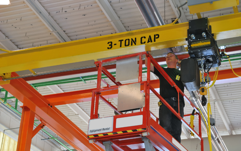 Servicetechniker von Elox Technik führt Kranservice und Wartung auf Baustelle in Österreich durch – präzise Inspektion und Instandhaltung von Krananlagen.