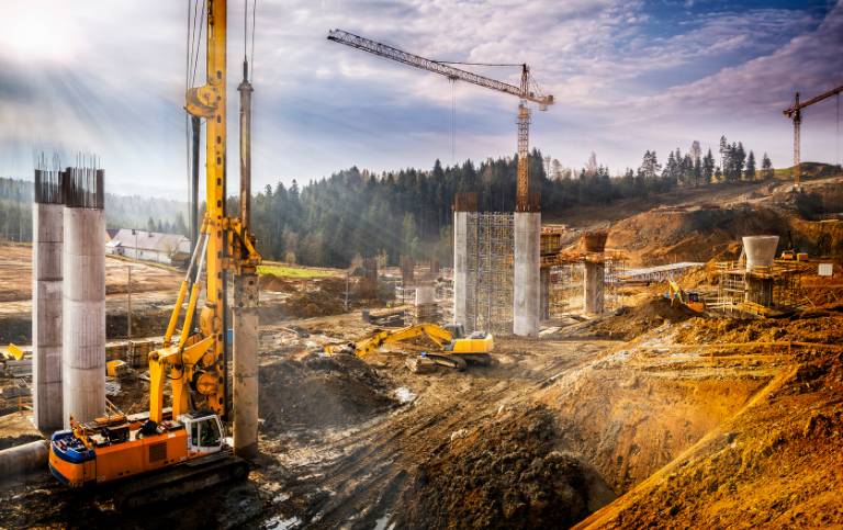 Elox Technik Kran im Einsatz auf einer Baustelle – moderne Kranvermietung mit Service und technischer Betreuung in Österreich.