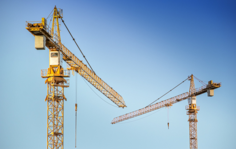 Moderner Kran auf Baustelle – Elox Technik bietet Kranvermietung für Bauunternehmen und Industrie