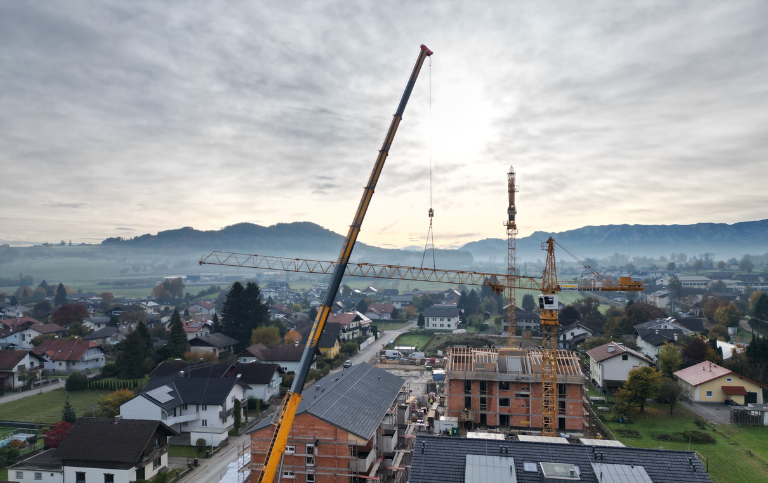 Elox Technik montiert einen Turmdrehkran auf einer Baustelle in Wiener Neustadt – professionelle Kranmontage und Demontage in Österreich.