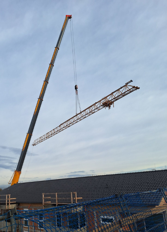 Elox Technik montiert einen Turmdrehkran auf einer Baustelle in Wiener Neustadt – professionelle Kranmontage und Demontage in Österreich.