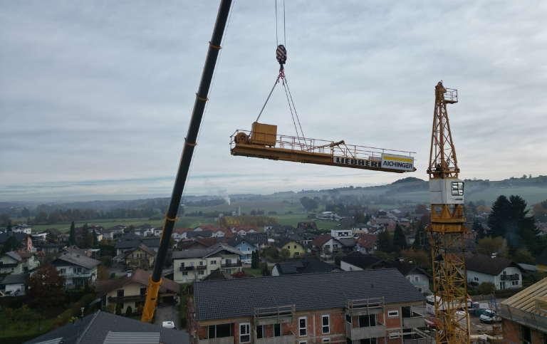 Kranteile werden montiert – Fachgerechte Montage und Demontage durch Elox Technik